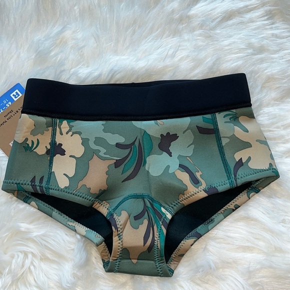 🆕 Patagonia Women’s Surf Bottoms Surf Shorts  R1 Lite Yulex Size 8 - Picture 1 of 9